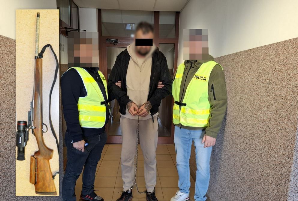 Policjanci prowadzą zatrzymanego. W tle zabezpieczona broń.