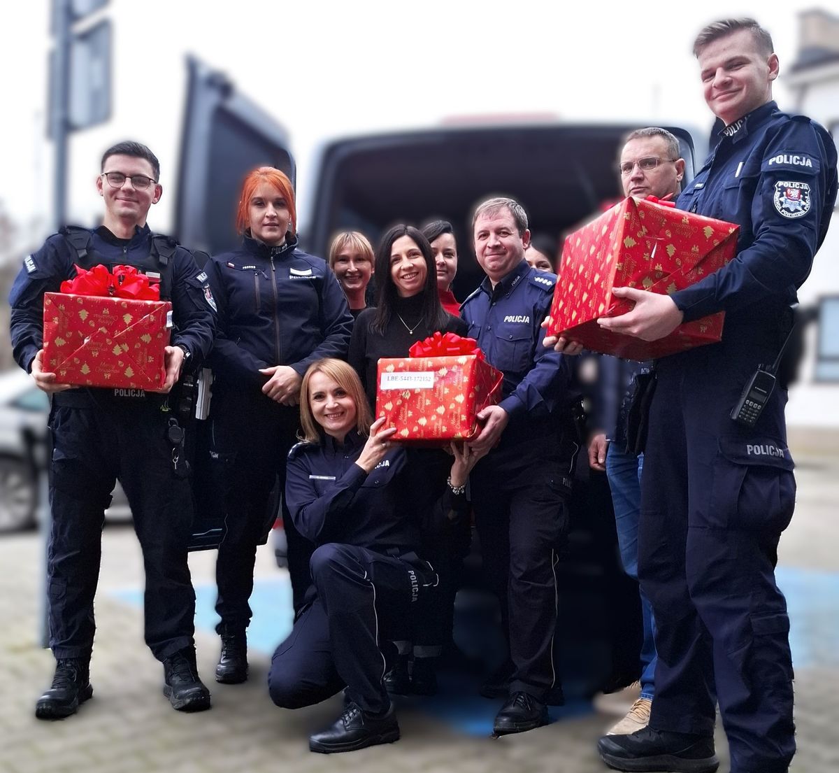 wspólne zdjęcie policjantów i policjantek z paczkami przed komendą