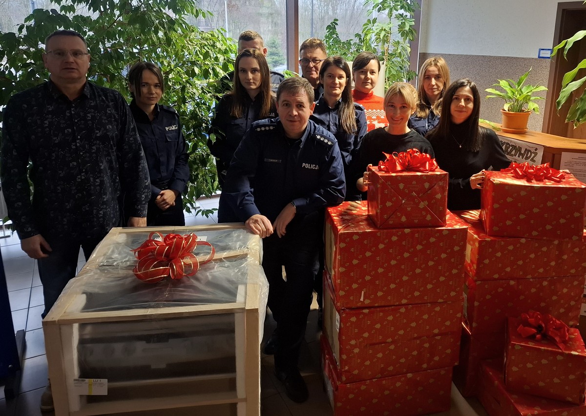 policjanci i pracownicy z paczkami
