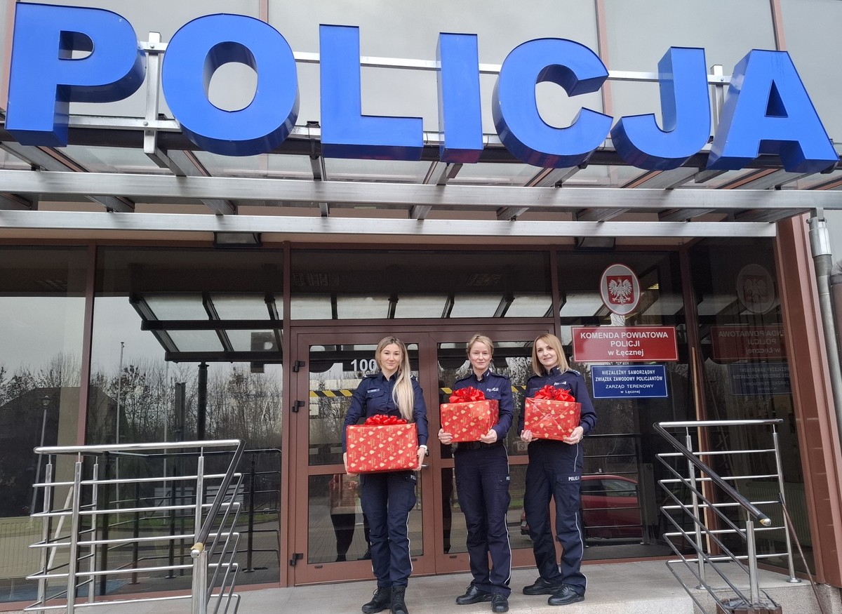 policjantki z paczkami pod komendą