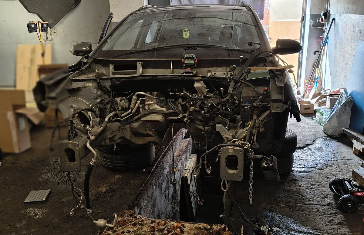 Skradzione osobowe auto bez silnika.