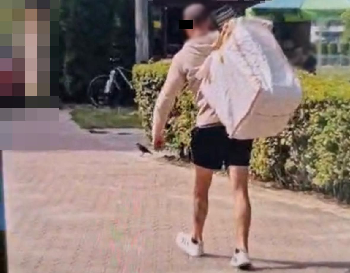 Mężczyzna ucieka z workiem wypełnionym skradzionymi przesyłkami.