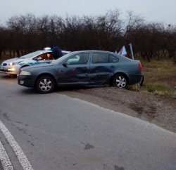 auto uczestniczące w kolizji, w tle radiowóz