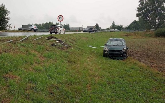 rozbity pojazd koloru czarnego stojący na poboczu