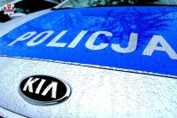 przód radiowozu z napisem policja