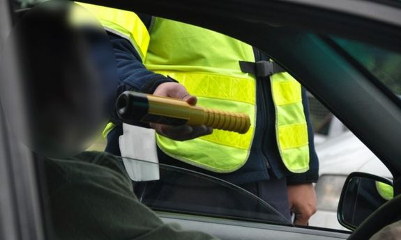 Policjant prowadzi badanie trzeźwości kierowcy