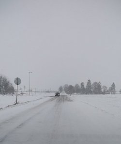 auto na zaśnieżonej ulicy