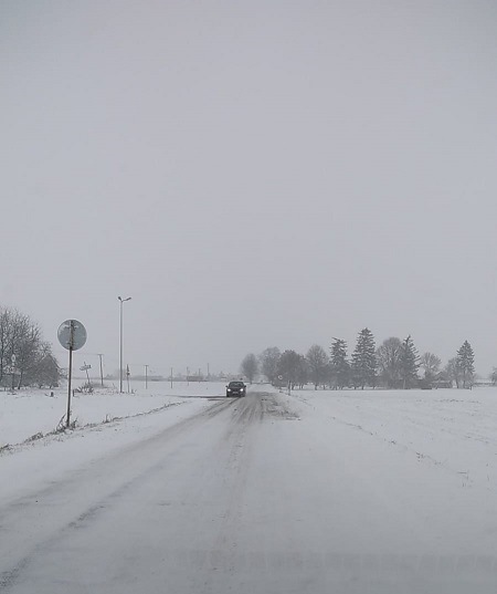 auto na zaśnieżonej ulicy