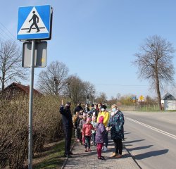 policjantki, grupa dzieci z opiekunami przed przejściem dla pieszych