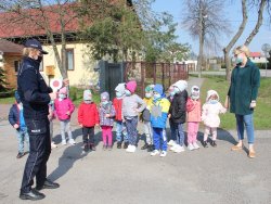 policjantka z grupą dzieci podczas pogadanki