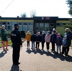 policjantka z opiekunami i dziećmi podczas pogadanki