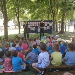 policjantki z dziećmi podczas spotkania