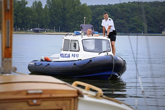 Policjanci pełniący służbę na wodzie