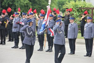 policjanci podczas apelu, w tle orkiestra górnicza