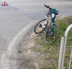 rower stojący na poboczu drogi