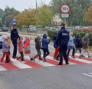 policjantki z dziećmi na przejściu dla pieszych