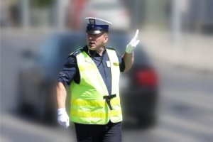 policjant kierujący ruchem