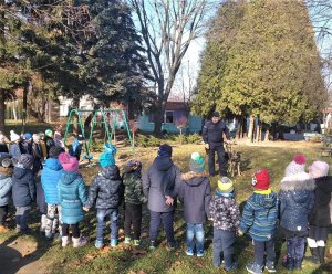 policjant z psem podczas spotkania z dziećmi