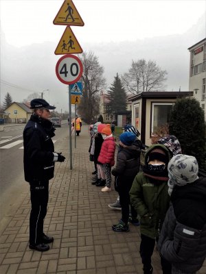 policjantka z dziećmi w okolicy przejścia dla pieszych