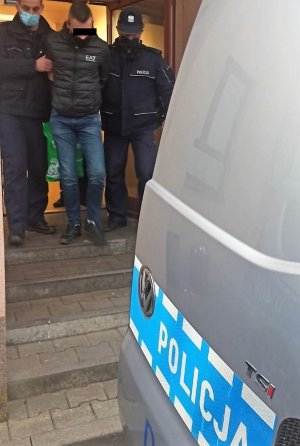 policjanci z zatrzymanym