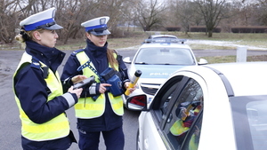 policjantki podczas kontroli pojazdu