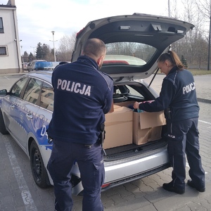 policjantka i policjant pakujący dary do radiowowu