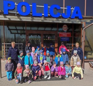 policjantki z dziećmi przy budynku komendy