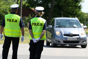 policjanci w tle samochód