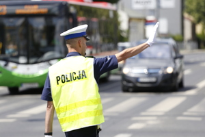 policjant na drodze kierujący ruchenm