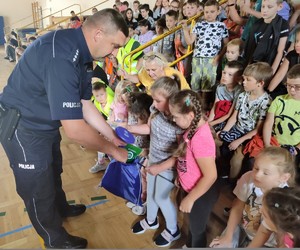 policjant rozdaje dzieciom upominki