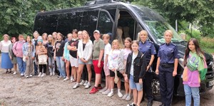 policjantki z młodzieżą z Litwy