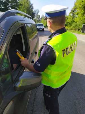 policjnt kontrolujący pojazd