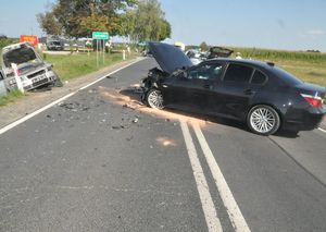 rozbite auta stojące na drodze i w rowie