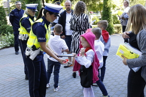 Policjantki rozdają odblaski dzieciom pod szkołą