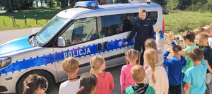 policjantka z dziećmi podczas prezentacji radiowozu