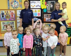 zdjęcie grupowe policjantki z przedszkolakami