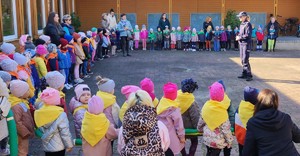 policjantka z grupą przedszkolaków i opiekunami