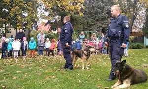 policjanci z psami służbowymi, przedszkolakami i opiekunami