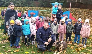 policjanci z dziećmi i psem służbowym