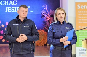 policjanci podczas sporkania z seniorami