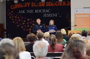 policjanci i seniorzy w ośrodku kultury