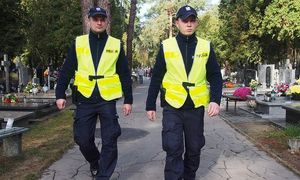 policjanci podczas patrolowania cmenatrza