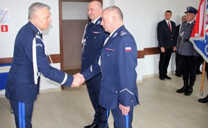 Komendant Wojewódzki Policji w Lublinie ściska podczas uścisku dłoni nowego komendanta, obok Komendant zdający stanowisko