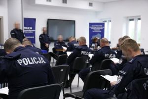 Policjanci rozwiązują testy z wiedzy