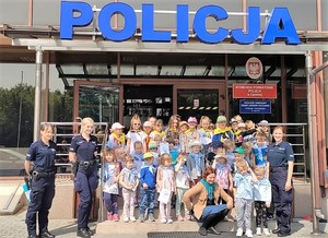 zdjęcie grupowe policjanci z przedszkolakami