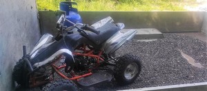 quad i butla gazowa na przyczepie