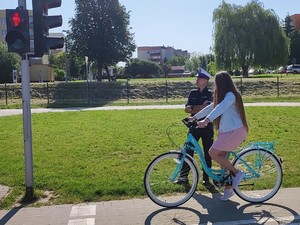 policjant z rowerzystka na miasteczku ruchu drogowego