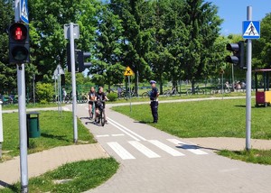 policjant na miasteczku ruchu drogowego z rowerzystami