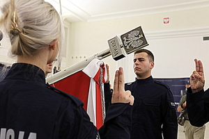 policjanci ślubujący na sztandar