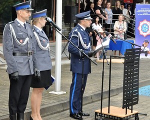 Komendant Wojewódzki Policji w Lublinie, obok policjanci w tle zaproszeni goście